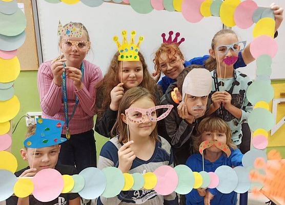 4a w kolorowej kropkowej wesołej foto budce