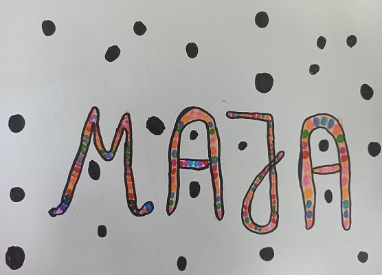 imię Maja ozdobione kropkami na technice