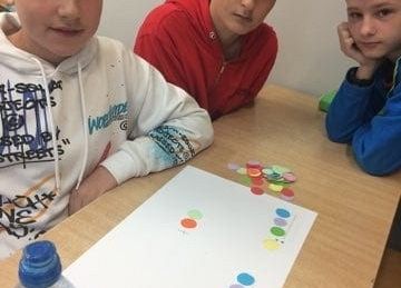 chłopcy z 7b układają kropki