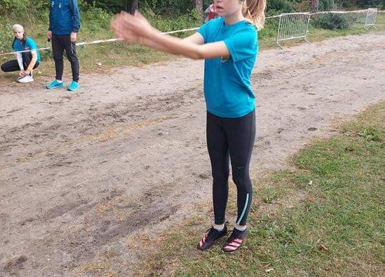 Michasia rozgrzewa się przed biegiem