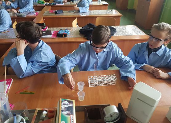 klasa 7a podczas lekcji chemii