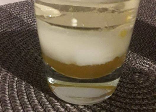 szklanka z warstwami różnych płynów