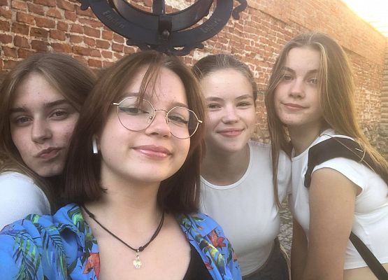 7b obok zegara słonecznego