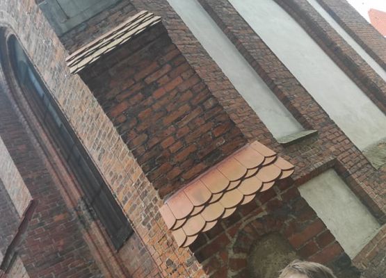 Nataniel pod zegarem słonecznym