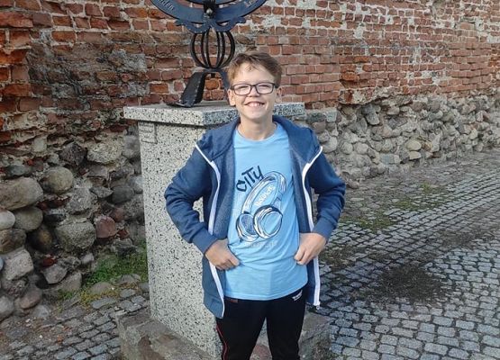 Nataniel obok zegara słonecznego