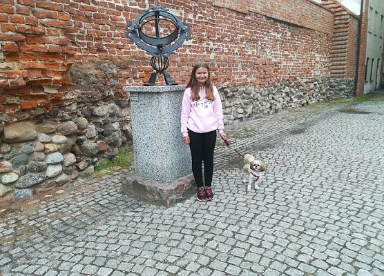 Małgosia koło zegara słonecznego