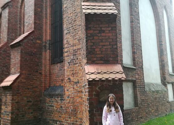 Małgosia pod zegarem słonecznym