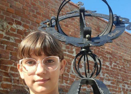 Maja koło zegara słonecznego