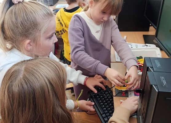 dziewczynki budują z klocków Lego