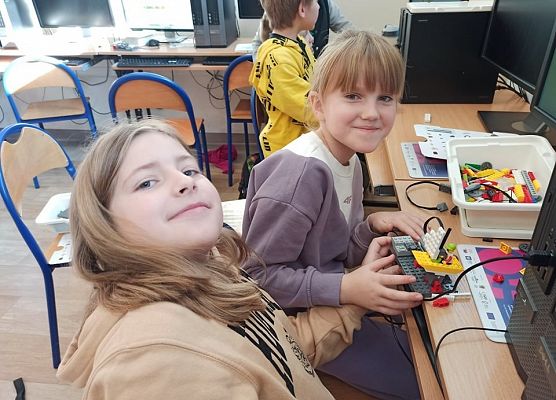 dziewczynki zbudowały statek