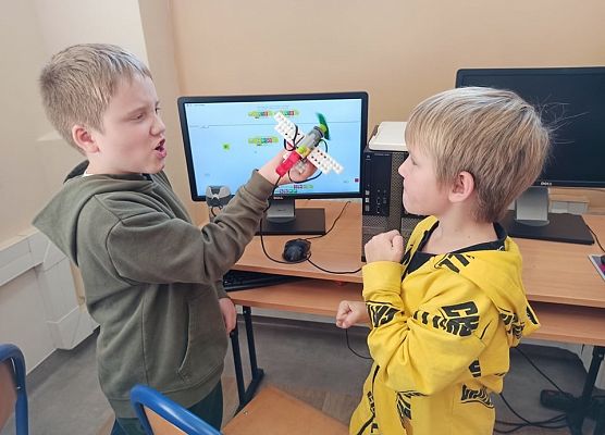 chłopcy bawią się samolotem