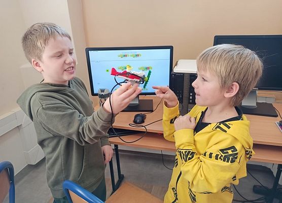 zabawa samolotem z klocków