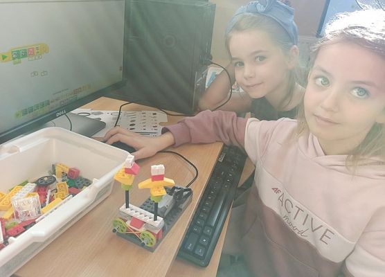 dziewczynki zbudowały kaczki