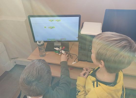 chłopcy budują samolot