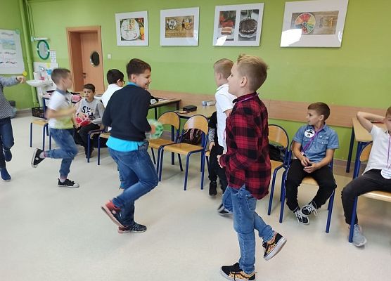 chłopcy z 4a skaczą