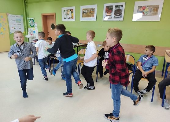 chłopcy skaczą na jednej nodze