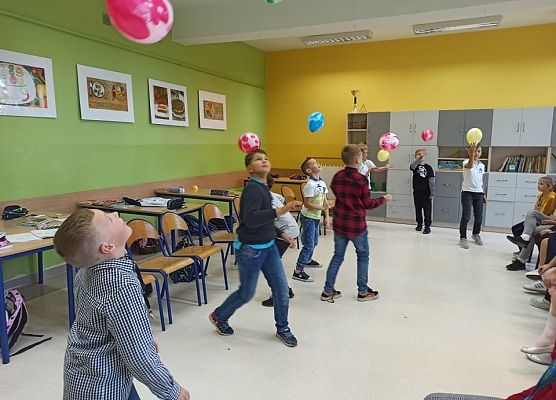 chłopcy z 4a odbijają balony
