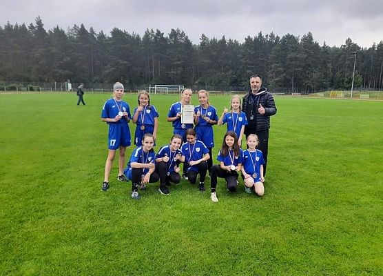 Dziewczęta młodsze z panem Kellerem