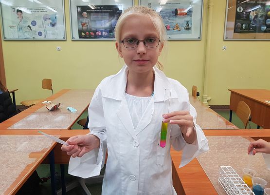 Agata prezentuje ciecz w probówce