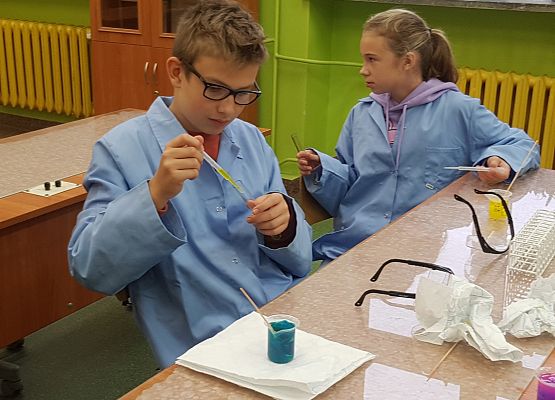 Franek wykonuje kolorowe warstwy