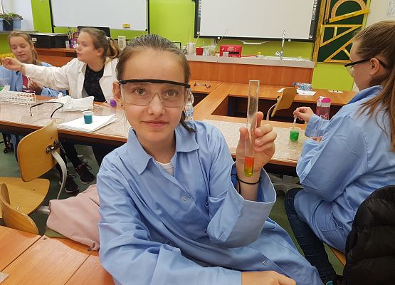 Julia pokazuje kolorową probówkę