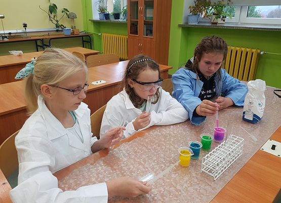 trzy dziewczynki badają gęstość substancji