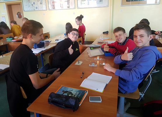 chłopcy z klasy 8a podłączają żarówkę