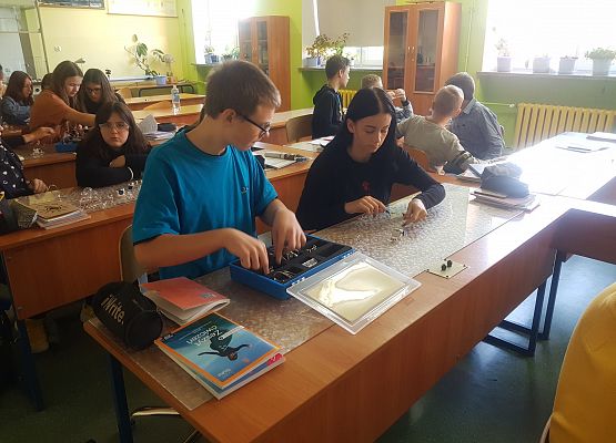 chłopiec i dziewczynka budują obwody elektryczne