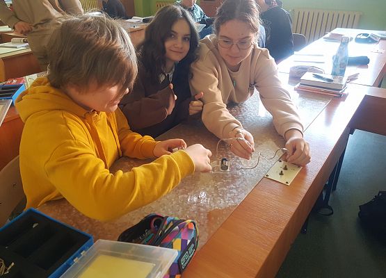 dziewczynki z klasy 8a budują obwody elektryczne