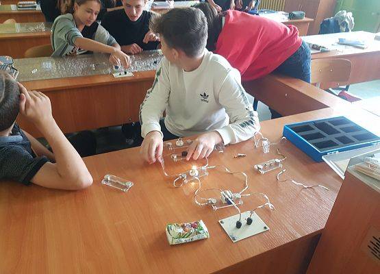 Uczniowie budują obwody elektryczne