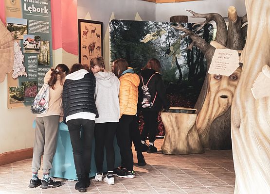 uczniowie z 7a patrzą