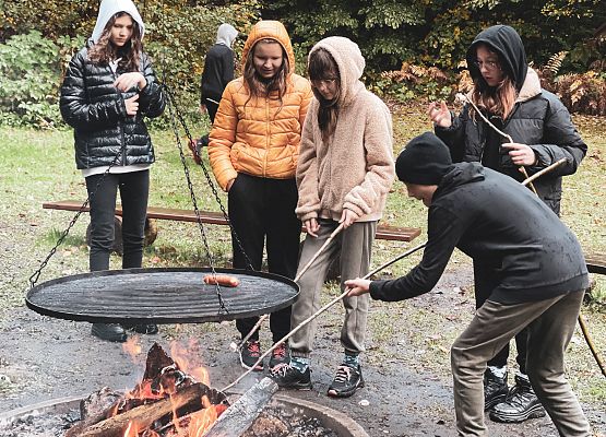 klasa 7a piecze kiełbaski