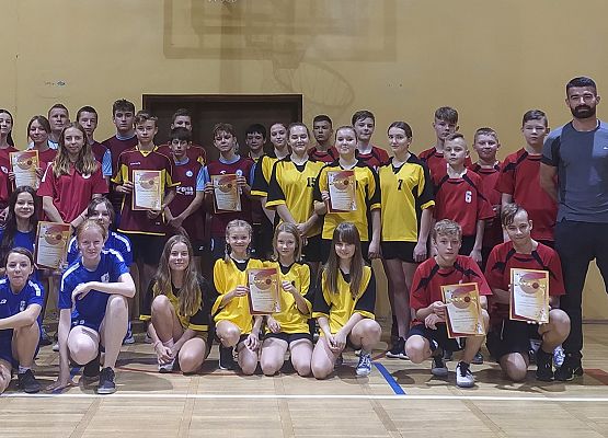 zawodnicy z Nowej Wsi Lęborskiej oraz Redkowic z nauczycielami