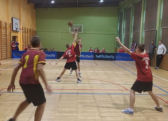 chłopcy młodsi podczas meczu