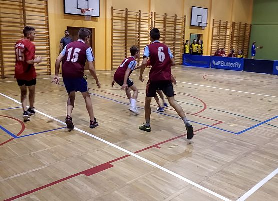 chłopcy starsi podczas meczu