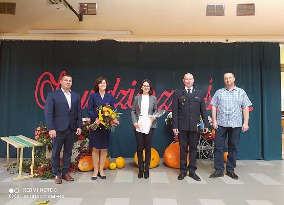 Goście i dyrekcja na tle dekoracji z okazji DEN