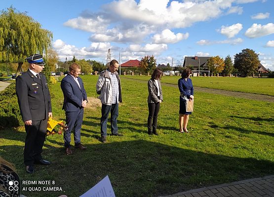 Dyrekcja i goście słuchają recytacji wiersza