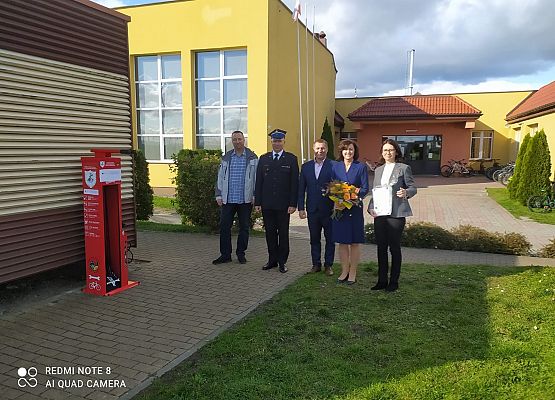 Dyrekcja i zaproszeni goście w pobliżu stacji