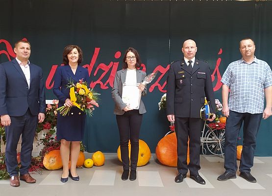 Goście i dyrekcja na tle dekoracji z okazji DEN