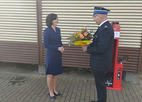 Przekazanie kwiatów pani dyrektor przez pana Piotra Krzemińskiego