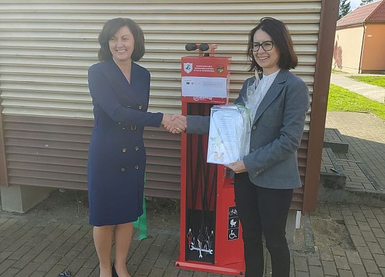uścisk dłoni pani Dyrektor Grażyny Wójcik i Pani Katarzyny Majchrzak
