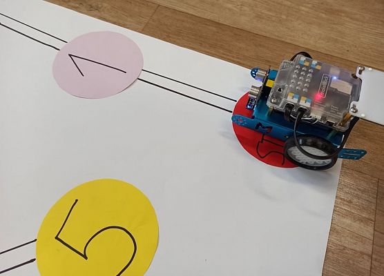 mBot rozpoczyna jazdę