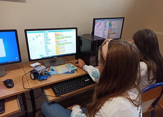 dziewczyny programują w Scratch