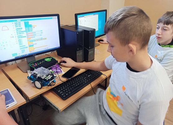Kuba i Dawid programują w Scratch grę