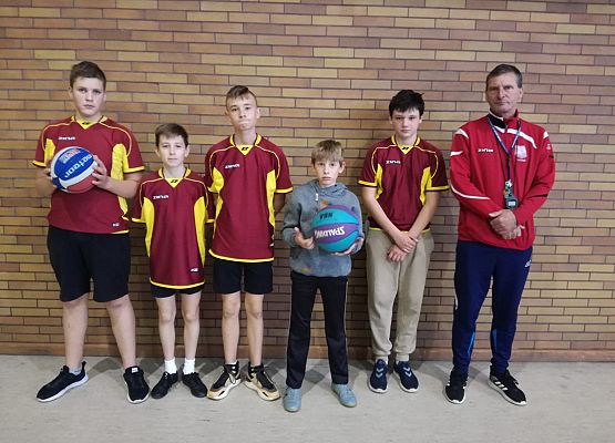 chłopcy młodsi z panem  Mielewczykiem