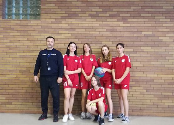 dziewczęta starsze z panem Kellerem