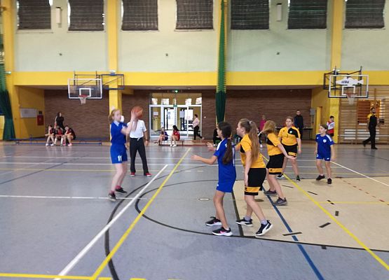 dziewczęta młodsze w trakcie gry