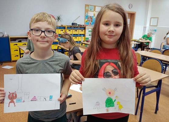 Uczniowie klasy 2a z ilustracjami do Książki Pan Kuleczka