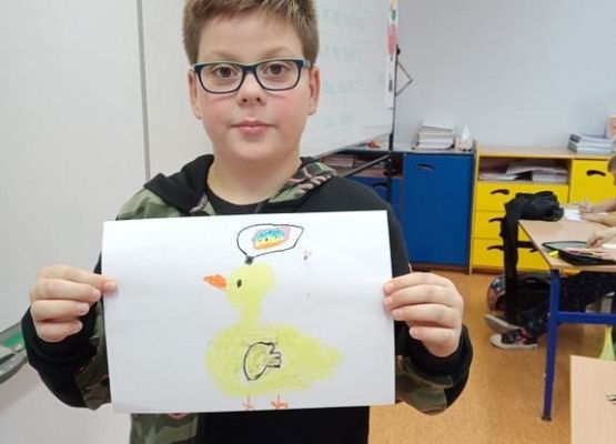 Uczeń klasy 2a z ilustracjami do Książki Pan Kuleczka