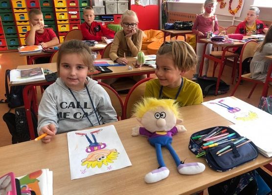 klasa 1b tworzy portrety Bratka